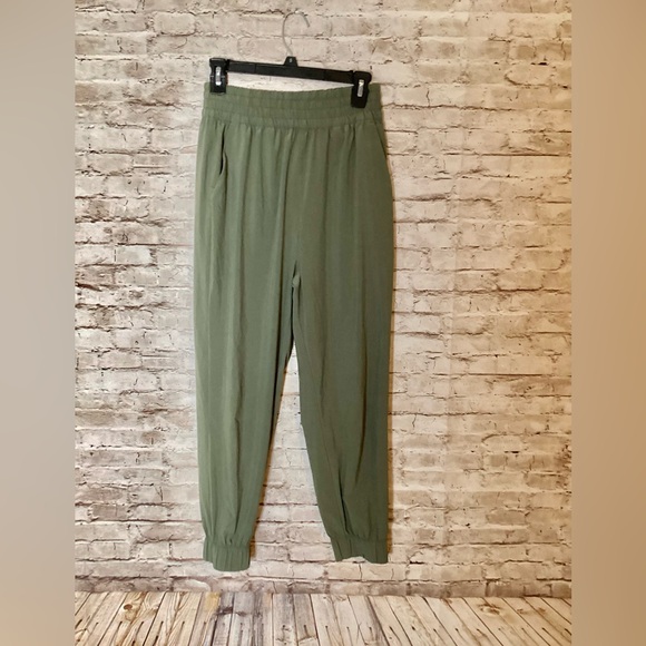 Vuori green Villa jogger pants - Picture 5 of 7
